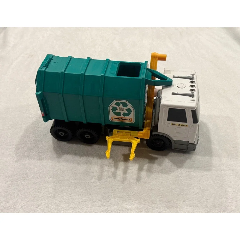 Matchbox Recycling Truck Lights and Sounds Large Scale‎ Toy Vehicle HHR64 Mattel